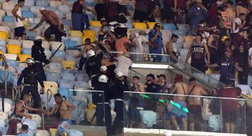 La historia de siempre: policías brasileños pegándole a hinchas argentinos