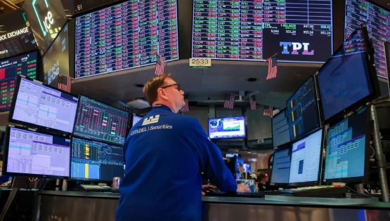 El Riesgo País retrocedió hasta los 900 puntos