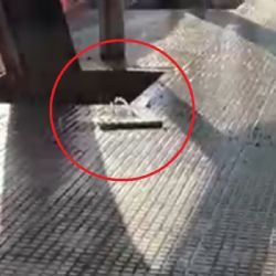 Arreglo y desarreglo: una "fuente" brota desde las baldosas en Ciudad