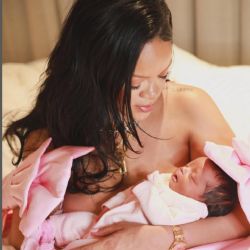 Rihanna presentó a su hija y reveló su nombre: Rocki
