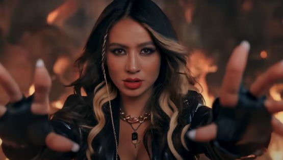 “Apunta, dispara”: así es el nuevo tema de Flor Vigna 