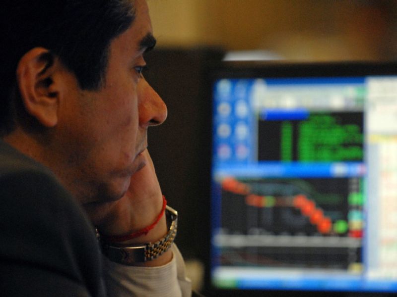 Las acciones vuelven a caer y sube el Riesgo País 