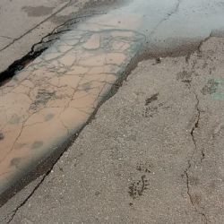 Vecinos en alerta por una pérdida de agua que lleva semanas en Godoy Cruz