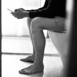 Cuidado: esto puede ocurrirte si usas el celular en el baño