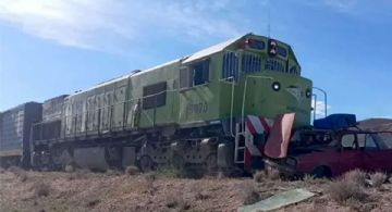 La cuentan de milagro: un Renault 12 aguantó la embestida del Tren Patagónico