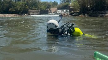 El equipo de buceo busca a Rita en el canal Cacique Guaymallén