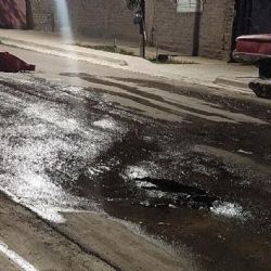 La pérdida de agua que lleva más de dos meses y de la que nadie se hace cargo