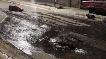 La pérdida de agua que lleva más de dos meses y de la que nadie se hace cargo