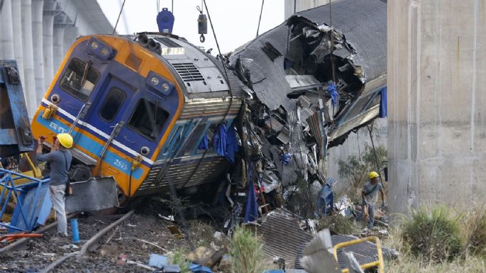 Tragedia en Tailandia: una grúa cayó sobre un tren y dejó al menos 30 muertos y 67 heridos