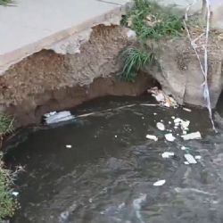 Peligro al acecho en Guaymallén: un socavón "devora" la vereda en calle Tirasso