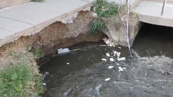 Peligro al acecho en Guaymallén: un socavón "devora" la vereda en calle Tirasso