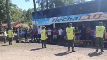 Encontraron drogas y un arma cargada en un colectivo con hinchas de San Lorenzo