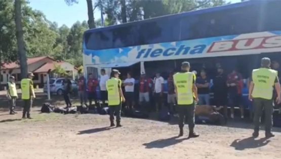 Encontraron drogas y un arma cargada en un colectivo con hinchas de San Lorenzo