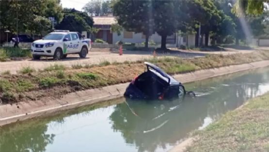 Un bebé de un año murió al volcar un auto en un canal de riego