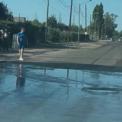 La pérdida de agua que está afectando a la calle Vieytes en Luján de Cuyo