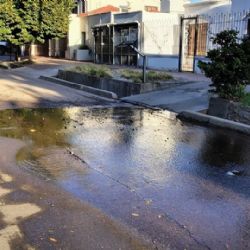 Reclamo: la "pileta pública" que se abrió en una calle de Guaymallén