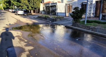 Reclamo: la "pileta pública" que se abrió en una calle de Guaymallén