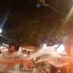 Se incendió un árbol de Navidad durante una protesta antiminera y lo apagaron los ambientalistas 