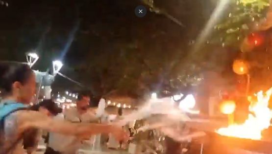 Se incendió un árbol de Navidad durante una protesta antiminera y lo apagaron los ambientalistas 