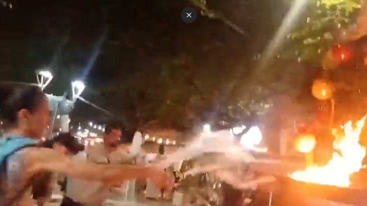 Se incendió un árbol de Navidad durante una protesta antiminera y lo apagaron los ambientalistas 