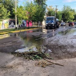 Trampa mortal: un enorme socavón pone en riesgo a peatones y automovilistas en Guaymallén