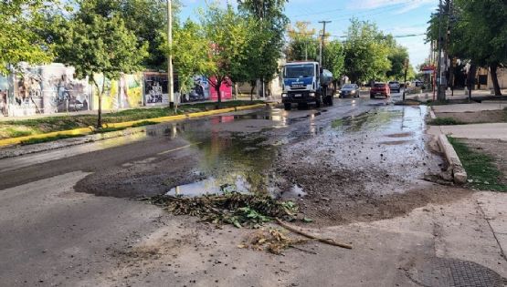 Trampa mortal: un enorme socavón pone en riesgo a peatones y automovilistas en Guaymallén