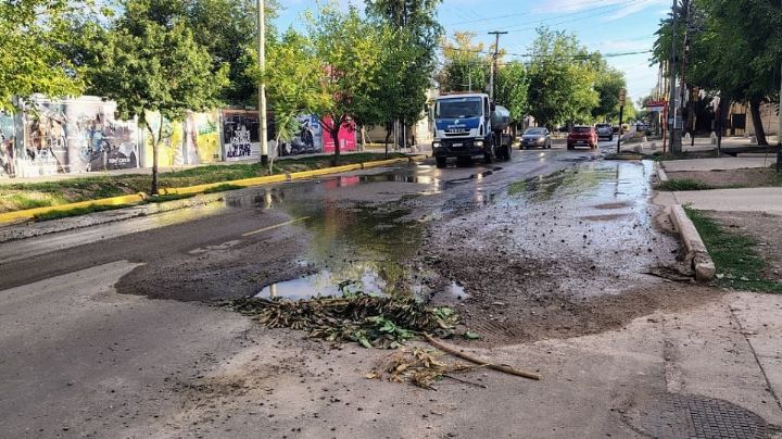 Trampa mortal: un enorme socavón pone en riesgo a peatones y automovilistas en Guaymallén