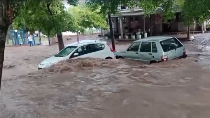 Temporal: se inundó Palmares y en Luján la lluvia arrastró dos autos 