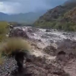 La impactante bajada de agua en el Cerro Arco en medio del temporal