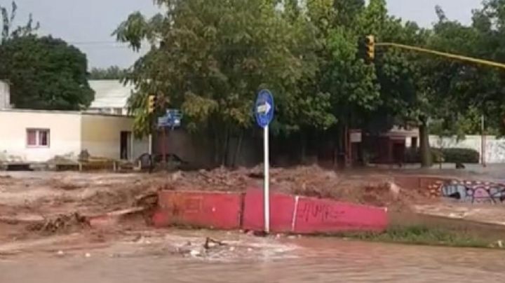 Video: tremendo desborde de un canal en Las Heras
