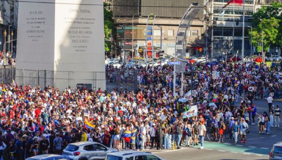 Miles de venezolanos festejaron en el Obelisco la caída de Maduro