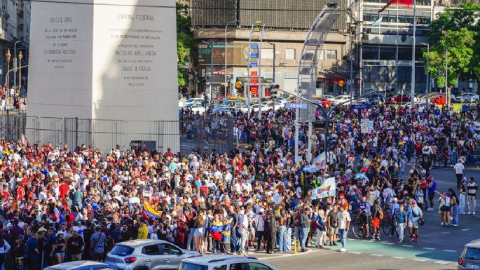 Miles de venezolanos festejaron en el Obelisco la caída de Maduro