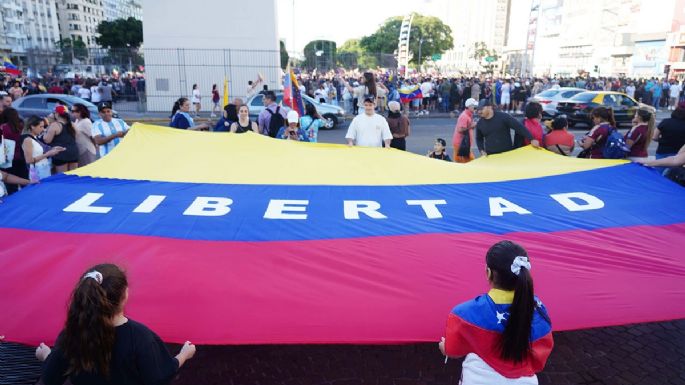 Miles de venezolanos festejaron en el Obelisco la caída de Maduro