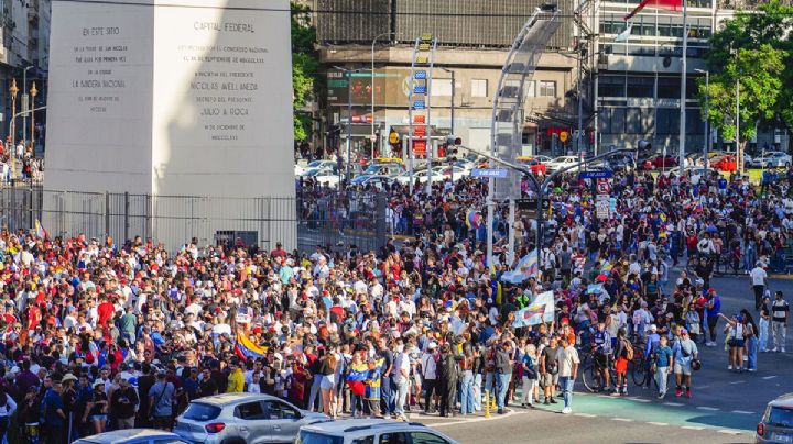 Miles de venezolanos festejaron en el Obelisco la caída de Maduro