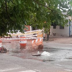 La "fuente" que brota desde el asfalto en Dorrego