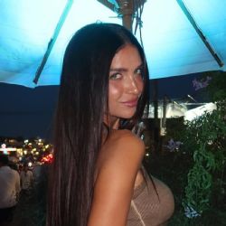 Escracharon a un senador uruguayo por ver fotos de Zaira Nara en plena sesión 