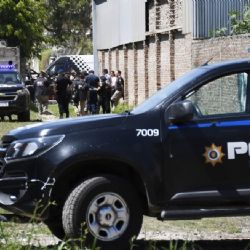 Un policía se robó las cubiertas de un patrullero para pagar una deuda