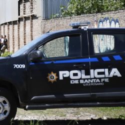 Un policía se robó las cubiertas de un patrullero para pagar una deuda