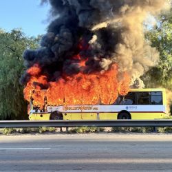 Fotos y videos del micro que se incendió en el Acceso Este