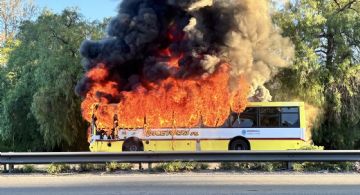 Fotos y videos del micro que se incendió en el Acceso Este