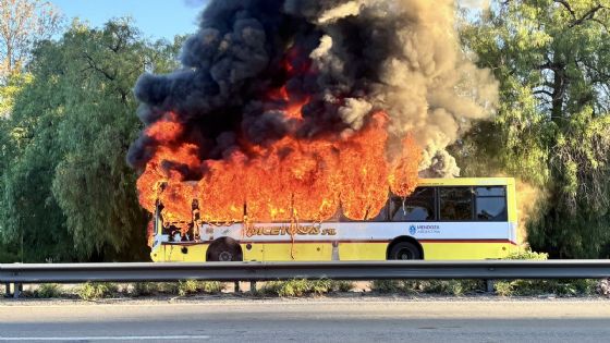 Fotos y videos del micro que se incendió en el Acceso Este