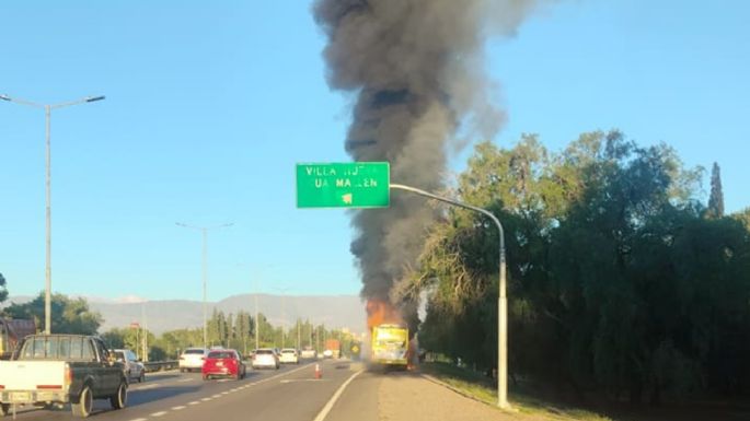 Fotos y videos del micro que se incendió en el Acceso Este