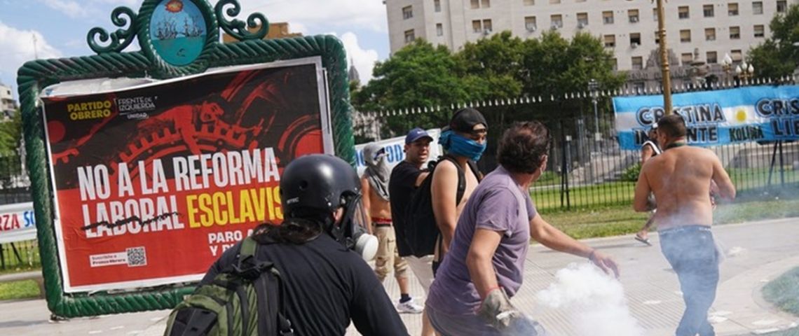 Reforma laboral: manifestantes y policías se enfrentaron afuera del Congreso