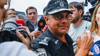 Feroz protesta policial en Santa Fe: efectivos escupieron al jefe de la fuerza 