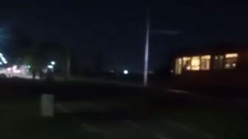 En penumbras y en peligro: vecinos de Godoy Cruz piden por la reparación de luminarias