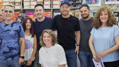 Foto iliustrativa de  Luis Petri caminó Luján con Allasino y agitó el "mercado" electoral