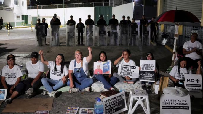 Venezuela: familiares de presos políticos cumplen 24 horas en huelga de hambre en Caracas