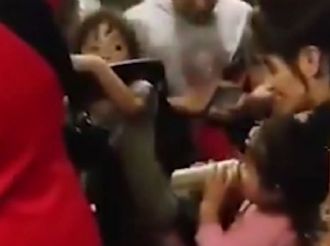 Le dio cerveza a su bebé en un tren y Capital Humano la denunció 