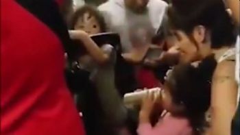 Le dio cerveza a su bebé en un tren y Capital Humano la denunció 