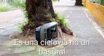 Indignación en Luján de Cuyo: tiran un televisor viejo en plena ciclovía